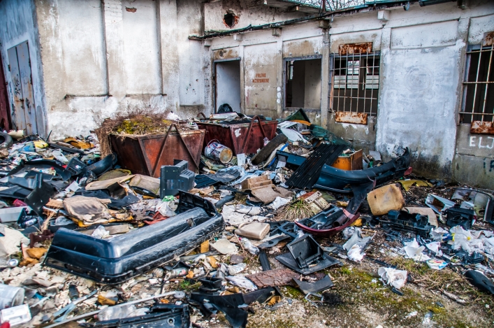 wgrac foto // Motoryzacyjne wysypisko przy ul. Akacjowej. Skąd się tam wzięło?