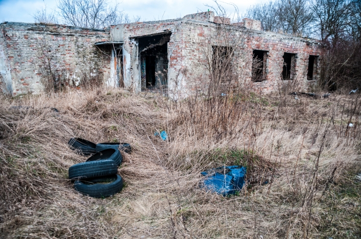 wgrac foto // Motoryzacyjne wysypisko przy ul. Akacjowej. Skąd się tam wzięło?