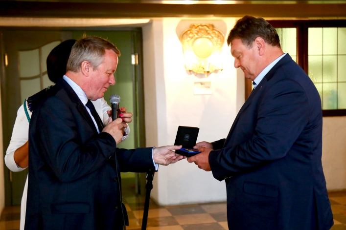 Wicemer Compiègne wręczył złoty medal prezydentowi Elbląga