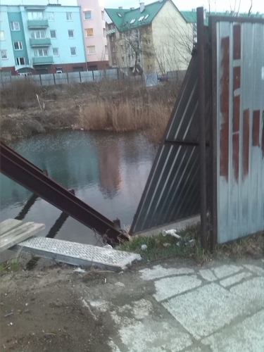 Wichura czy celowe działanie? Ogrodzenie przy Willi Syrena padło