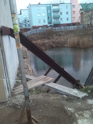 Wichura czy celowe działanie? Ogrodzenie przy Willi Syrena padło