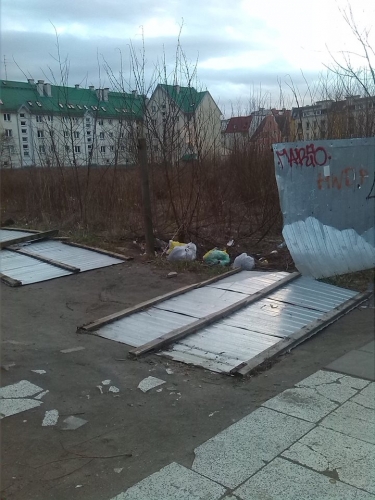Wichura czy celowe działanie? Ogrodzenie przy Willi Syrena padło