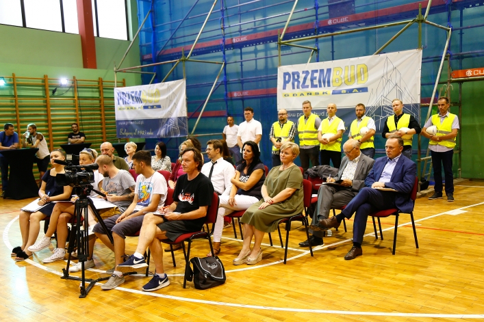 Wiecha poszybowała w górę. Prace trwają dalej