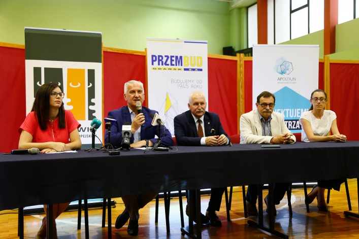 Wiecha poszybowała w górę. Prace trwają dalej