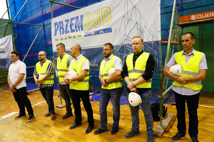 Wiecha poszybowała w górę. Prace trwają dalej
