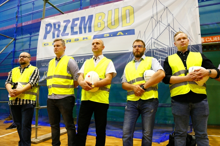 Wiecha poszybowała w górę. Prace trwają dalej