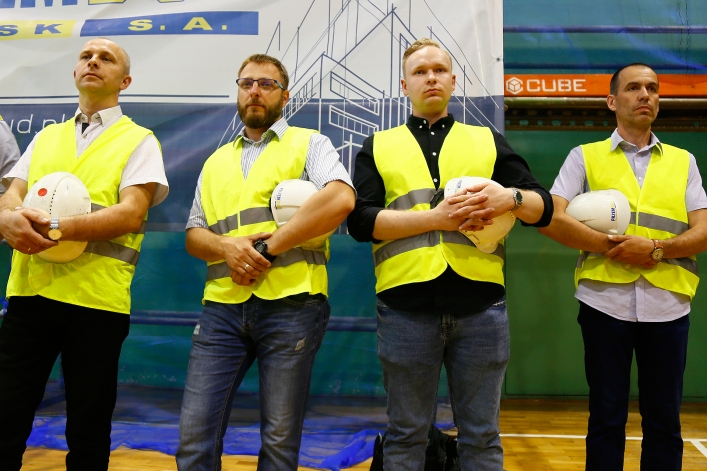 Wiecha poszybowała w górę. Prace trwają dalej