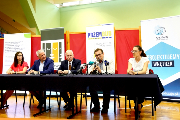 Wiecha poszybowała w górę. Prace trwają dalej