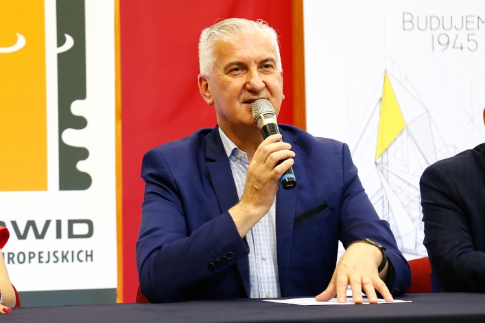Wiecha poszybowała w górę. Prace trwają dalej