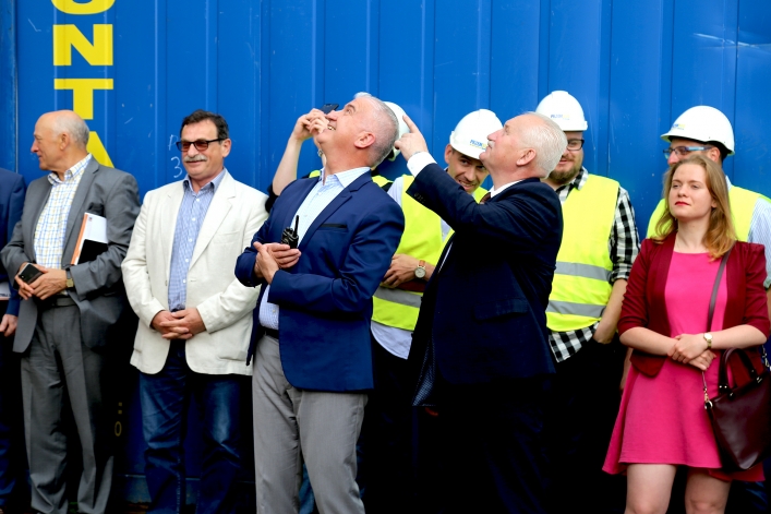 Wiecha poszybowała w górę. Prace trwają dalej