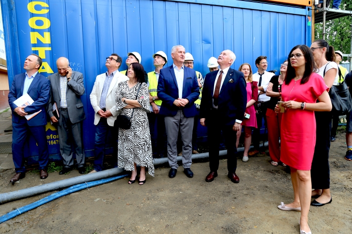 Wiecha poszybowała w górę. Prace trwają dalej