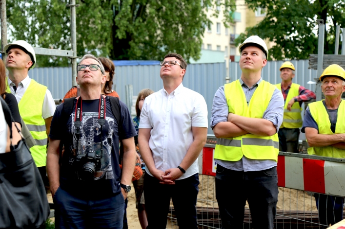 Wiecha poszybowała w górę. Prace trwają dalej