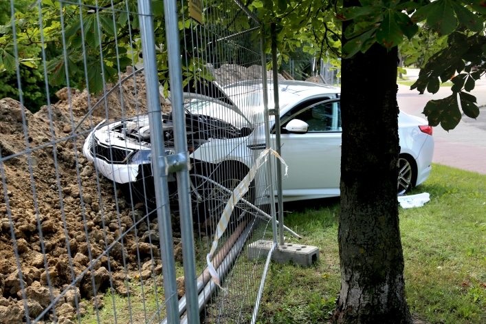 Wjechał w rondo Obrońców Birczy i przesunął trzytonowy głaz. Relacja z miejsca zdarzenia