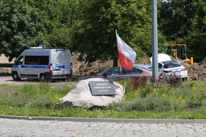 Wjechał w rondo Obrońców Birczy i przesunął trzytonowy głaz. Relacja z miejsca zdarzenia