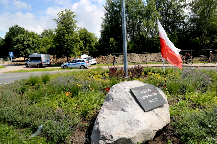 Wjechał w rondo Obrońców Birczy i przesunął trzytonowy głaz. Relacja z miejsca zdarzenia
