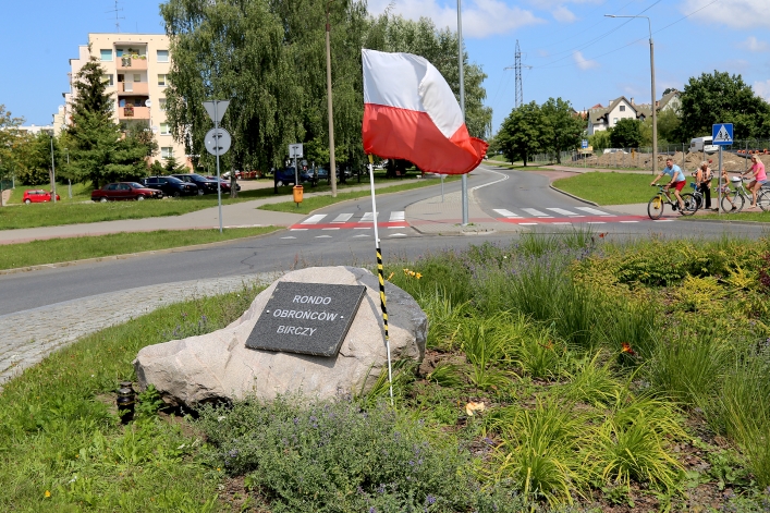 Wjechał w rondo Obrońców Birczy i przesunął trzytonowy głaz. Relacja z miejsca zdarzenia