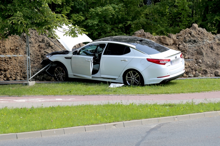 Wjechał w rondo Obrońców Birczy i przesunął trzytonowy głaz. Relacja z miejsca zdarzenia