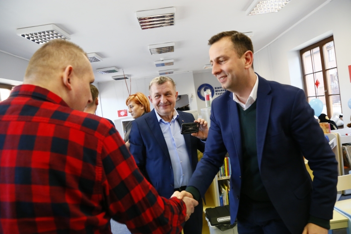 Władysław Kosiniak-Kamysz wspólnie z elblążanami wykonywał ozdoby świąteczne
