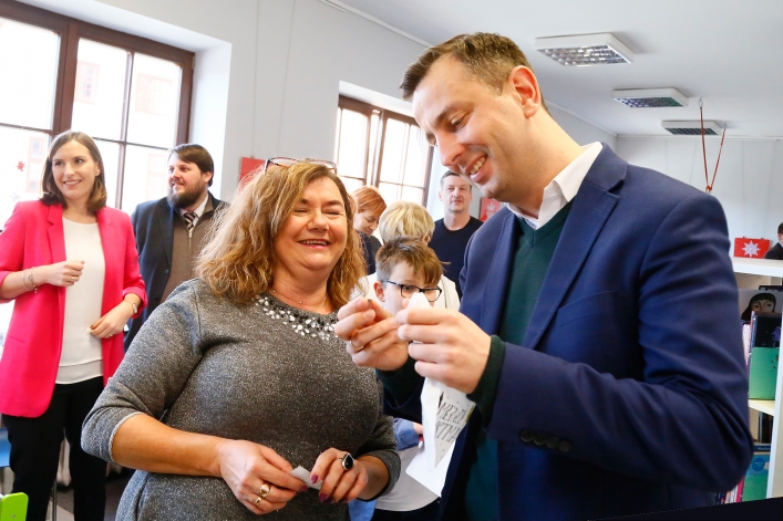 Władysław Kosiniak-Kamysz wspólnie z elblążanami wykonywał ozdoby świąteczne