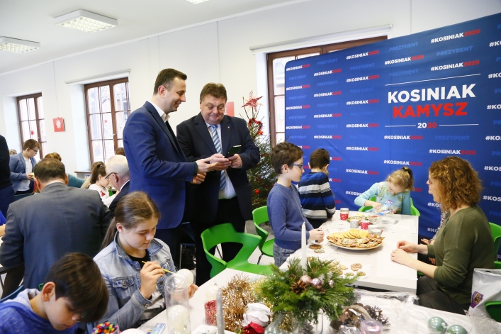 Władysław Kosiniak-Kamysz wspólnie z elblążanami wykonywał ozdoby świąteczne
