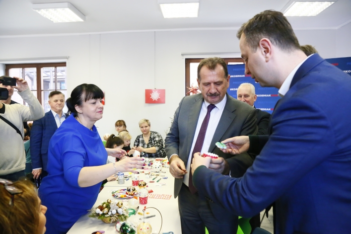 Władysław Kosiniak-Kamysz wspólnie z elblążanami wykonywał ozdoby świąteczne