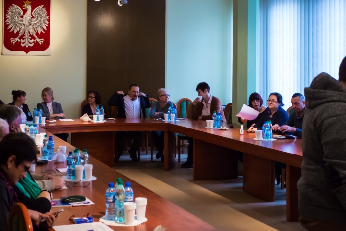 Wojewoda przywiózł defibrylator do elbląskiej delegatury
