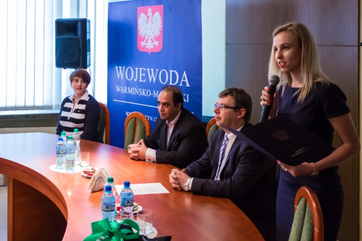 Wojewoda przywiózł defibrylator do elbląskiej delegatury