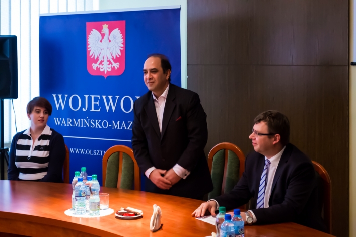 Wojewoda przywiózł defibrylator do elbląskiej delegatury