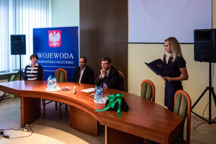 Wojewoda przywiózł defibrylator do elbląskiej delegatury