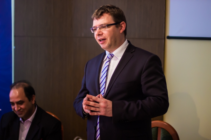 Wojewoda przywiózł defibrylator do elbląskiej delegatury