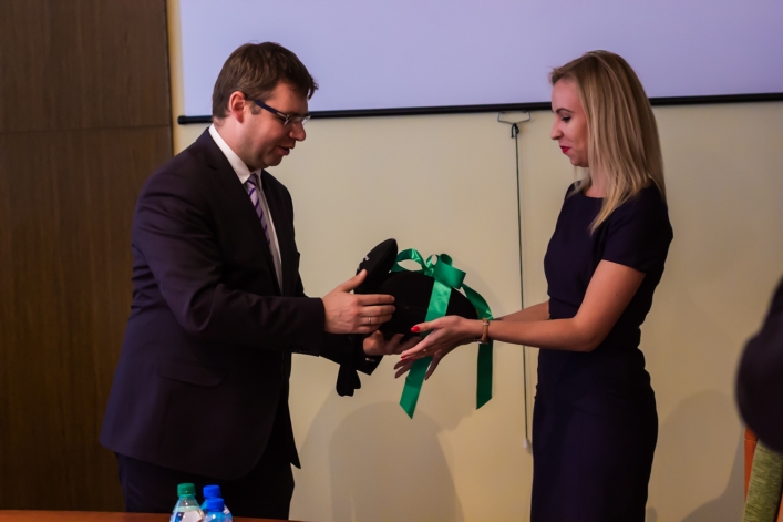 Wojewoda przywiózł defibrylator do elbląskiej delegatury