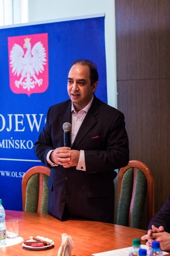 Wojewoda przywiózł defibrylator do elbląskiej delegatury