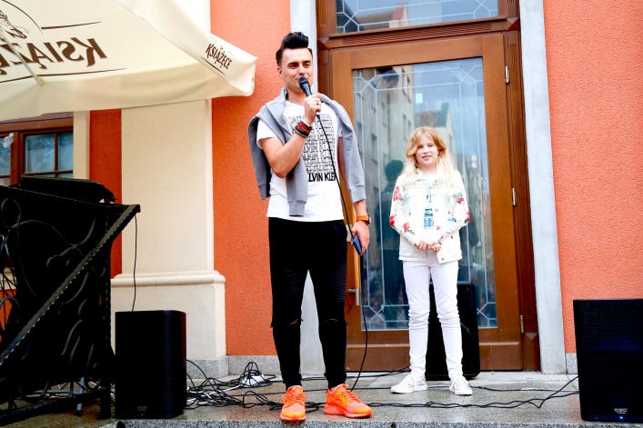 Młode wokalistki z MDK zaśpiewały w „Małej Italii” na elbląskiej starówce