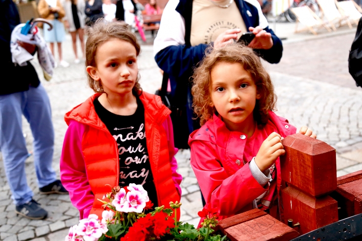 Młode wokalistki z MDK zaśpiewały w „Małej Italii” na elbląskiej starówce