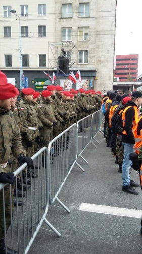 Wolontariusze z Elbląga w Straży Marszu Niepodległości w Warszawie (+ wideo)
