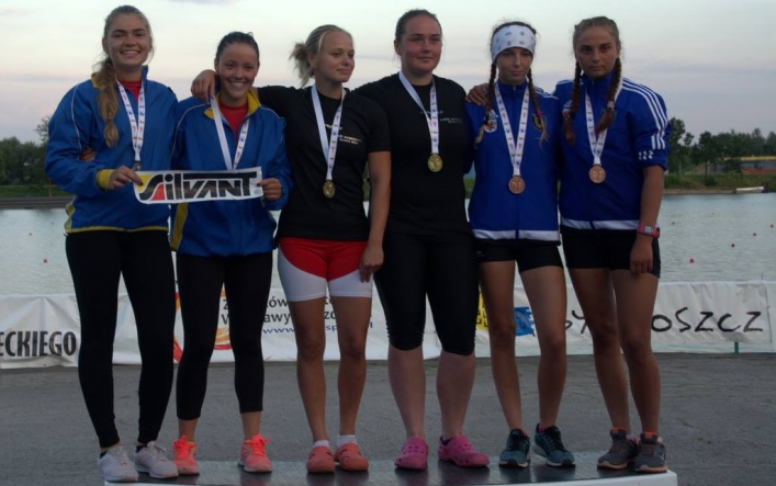 Worek medali dla zawodników sekcji kajakowej ZKS Olimpii Elbląg