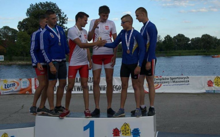 Worek medali dla zawodników sekcji kajakowej ZKS Olimpii Elbląg