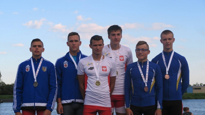 Worek medali dla zawodników sekcji kajakowej ZKS Olimpii Elbląg (+ zdjęcia)
