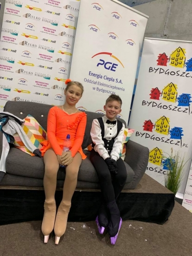 Worek medali łyżwiarzy figurowych z Elbląga na ogólnopolskich zawodach w Bydgoszczy