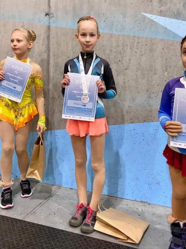 Worek medali łyżwiarzy figurowych z Elbląga na ogólnopolskich zawodach w Bydgoszczy