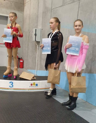 Worek medali łyżwiarzy figurowych z Elbląga na ogólnopolskich zawodach w Bydgoszczy
