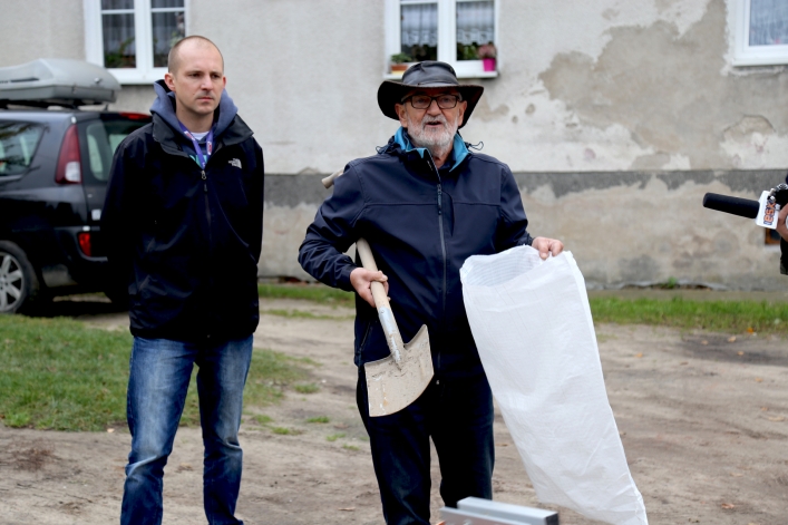 Worki z piaskiem, czy rękawy przeciwpowodziowe? Wynalazca z Sopotu zna odpowiedź!
