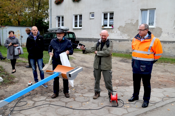 Worki z piaskiem, czy rękawy przeciwpowodziowe? Wynalazca z Sopotu zna odpowiedź!