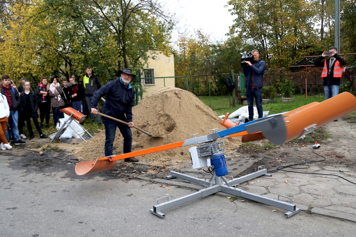 Worki z piaskiem, czy rękawy przeciwpowodziowe? Wynalazca z Sopotu zna odpowiedź!