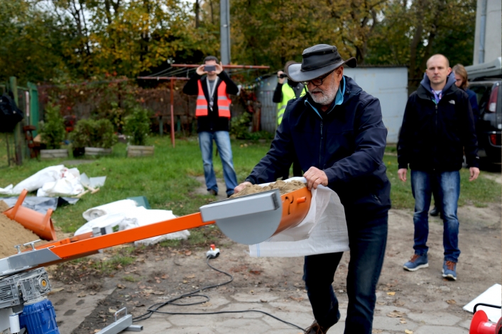 Worki z piaskiem, czy rękawy przeciwpowodziowe? Wynalazca z Sopotu zna odpowiedź!