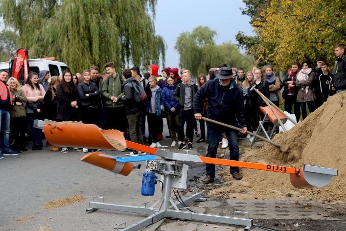 Worki z piaskiem, czy rękawy przeciwpowodziowe? Wynalazca z Sopotu zna odpowiedź!