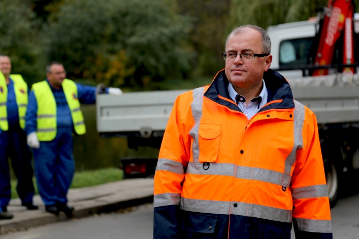 Worki z piaskiem, czy rękawy przeciwpowodziowe? Wynalazca z Sopotu zna odpowiedź!