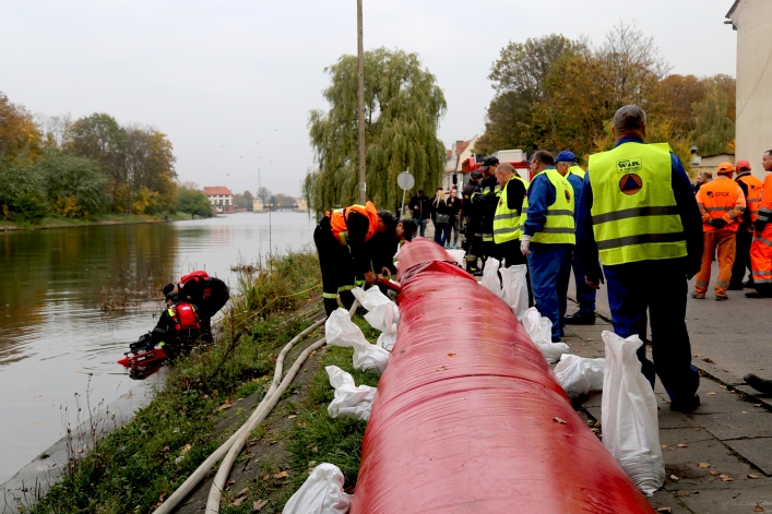 Worki z piaskiem, czy rękawy przeciwpowodziowe? Wynalazca z Sopotu zna odpowiedź!