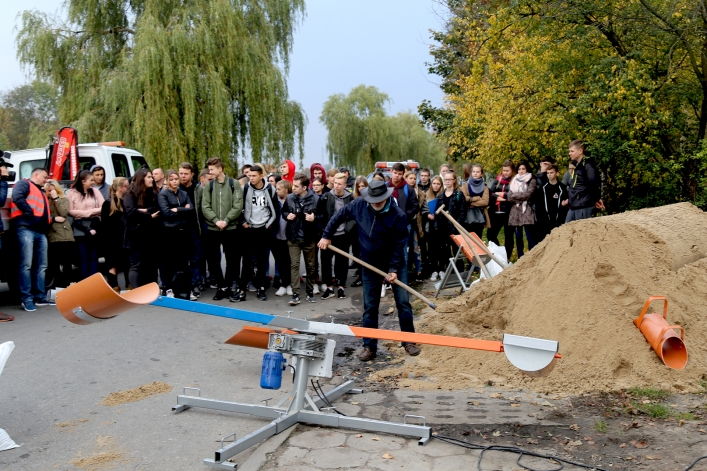 Worki z piaskiem, czy rękawy przeciwpowodziowe? Wynalazca z Sopotu zna odpowiedź!