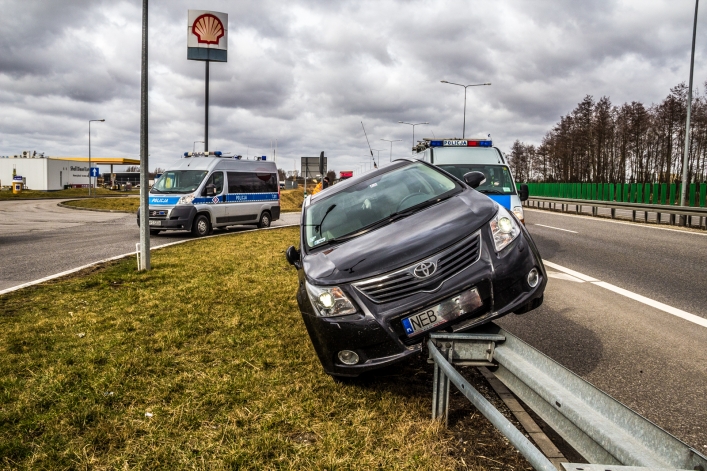 Wpadł w barierki i uciekł z miejsca zdarzenia. Policjanci prowadzą poszukiwania